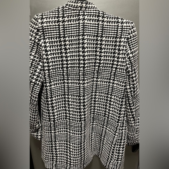 Black & White Houndstooth Pattern Women’s Blazer - Picture 2 of 4